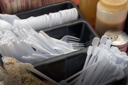 У Гонконзі набуває чинності закон про заборону пластикових столових приборів (ВІДЕО)