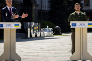 Глава НАТО, находясь с необъявленным визитом в Киеве, заявил, что поставки оружия Украине увеличатся