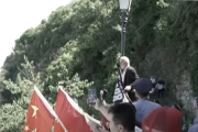 Громадяни Китаю завадили угорському депутату вивісити прапор ЄС (ВІДЕО)