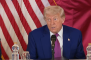 Трамп просить Тіма Кука повернути заводи Apple до США (ВІДЕО)