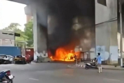 В Таиланде в результате столкновения грузового поезда с автобусом погибли по меньшей мере восемь человек, 32 получили ранения