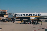 Пасажир компанії «Ryanair» мало не випав з літака під час зльоту (ВІДЕО)