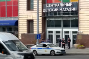 По меньшей мере один человек погиб в результате взрыва газового баллона в знаменитом московском магазине игрушек