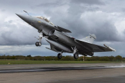 Макрон відправляє три винищувачі Rafale до Польщі у відповідь на російські погрози