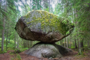 Фінська скеля Куммаківі балансує на вершині іншої скелі вже 11 000 років. ФОТО