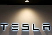 Суд зобов'язав поштових працівників у Швеції доставити номерні знаки Tesla