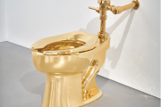 На аукціоні виставлено унітаз із чистого золота зі стартовою ціною 10 млн доларів (ВІДЕО)
