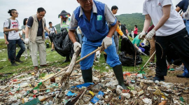 Побережье одного из островов Китая скрылось под тоннами мусора