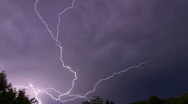 Ученые научились направлять удары молнии с помощью лазеров