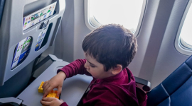 Путешествие на самолете с ребенком: что взять в ручную кладь