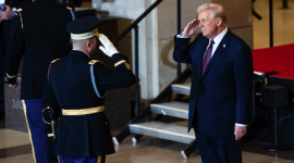 Дональд Трамп заявил, что солдаты, отказавшиеся от прививки COVID-19, будут восстановлены в звании