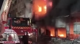 Понад 65 осіб зникли безвісти, шестеро загинули після великої пожежі в Карачі (ВІДЕО)