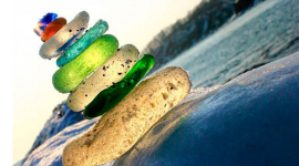 «Стеклянный пляж» — россыпь драгоценных камней, созданная природой из мусора