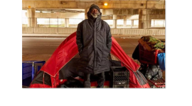 В Детройті (США) створють особливі пальта для безпритульних, які перетворюються на рюкзак і спальний мішок (ВІДЕО)