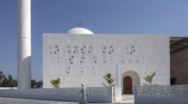   Мінімалістичну мечеть із цитатами Корану побудували в Дубаї. ФОТОрепортаж
