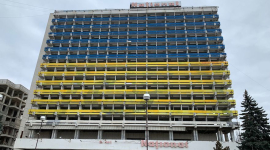 Здание бывшей гостиницы «Националь» в центре Кишинева покрасили в цвета флага Украины