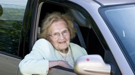 Британская бабушка в свои 100 лет продолжает работать волонтёром (ВИДЕО)