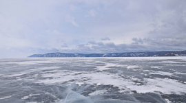 Семь тел найдены после того, как китайский туристический автобус упал в замерзшее озеро в Сибири