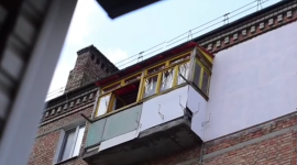 Украинец каждый день с балкона исполняет гимн на саксофоне 