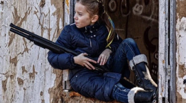 Дитинство в Україні: Дівчина з гвинтівкою і льодяник на паличці. Дональд Туск розповсюджує знімок і надсилає світові послання