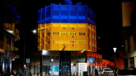 Посольство Росії в Лісабоні, освітлене кольорами українського прапора