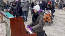 Українська піаністка виконала для біженців на вокзалі "What a Wonderful World"