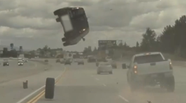 В США автомобиль взлетел на воздух из-за проколотой шины соседнего авто