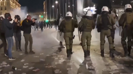 В Греции вспыхивают протесты сотен тысяч людей против крушения поезда