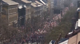 Мадяр та Орбан зібрали своїх прихильників на мітинги напередодні виборів в Угорщині (ВІДЕО)
