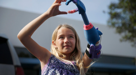 Дівчинці надрукували протез для руки на 3D-принтері