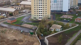 Дом в Киеве оказался в изоляции за 6-метровой стеной