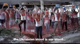Студенти Вільнюса провели «кривавий» Bucket Challenge, щоб підтримати Україну