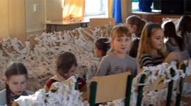 Українські школярі на уроках праці плетуть «кікімори» для АТО
