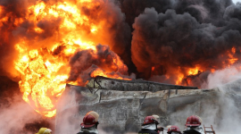 Китайців масово евакуювали внаслідок пожежі на заводі