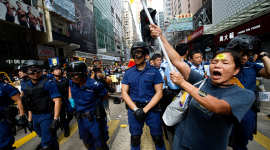 В Гонконге начинают демонтировать баррикады