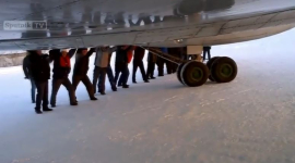 В России мужчины-пассажиры толкали самолёт на морозе -52°С