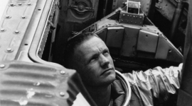 Дружина астронавта Армстронга знайшла в шафі речі, що побували на місяці