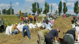 Жителі Маріуполя продовжують окопувати місто