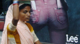 Деревенским девушкам в Индии запретили носить джинсы