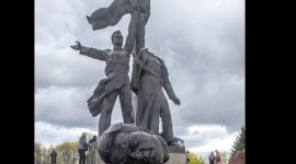 В Киеве демонтировали памятник "Дружбы народов" Украины и России