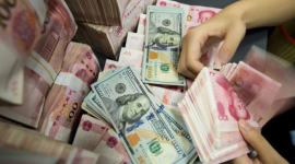 Китайський юань далекий від повалення долара США як світової резервної валюти, — експерт (ВІДЕО)