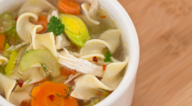 Заспокійливий курячий суп з домашньою локшиною (Рецепт)