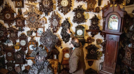 Самую большую в мире коллекцию часов с кукушкой переводят на летнее время