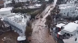 Школы закрыты на греческих островах после сильных ливней, затопивших дороги
