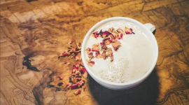 Приготовьте лунное молоко с розой и кардамоном для романтического вечера