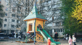 У житловому масиві Києва встановили дитячий майданчик нового типу