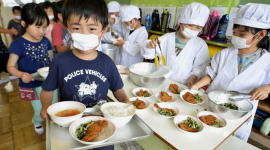 Як обідають школярі в Японії: програма здорового харчування, до якої привчають із дитинства