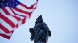 Перед Капитолием в США подняли флаги в честь Всемирного дня Фалунь Дафа