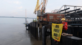 Активісти Грінпіс у Великій Британії заблокували причал, який має прийняти танкер із російським дизельним паливом