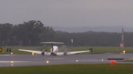 Аварійна посадка в аеропорту Австралії: літак приземлився без шасі (ВІДЕО)